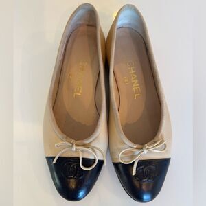 Chanel Lambskin Cap Toe Ballerinas Flats Beige/Black Leather EU 36 US 6 Vintage
